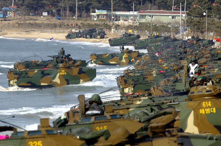Lính thủy đánh bộ Hàn Quốc tập trận bảo vệ đảo